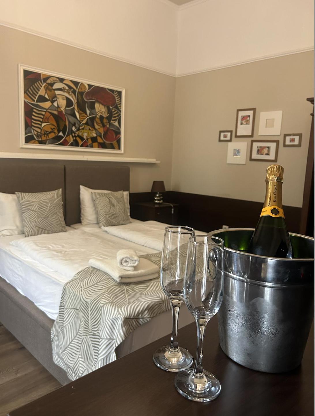 Hotel La Pergola&Prestige Panzió Kaposvár Esterno foto
